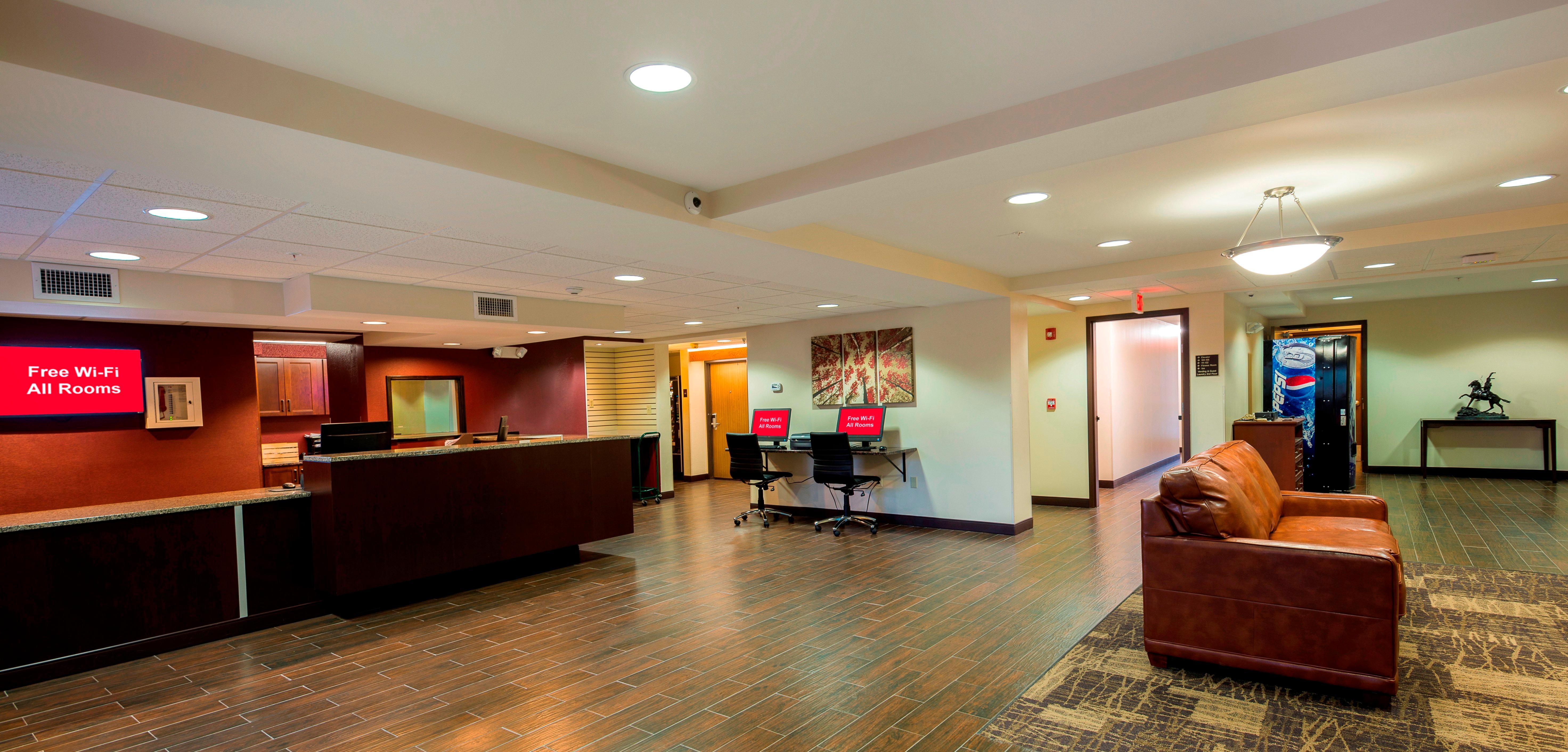 Red Roof Inn Plus+ & Suites Malone Bagian luar foto