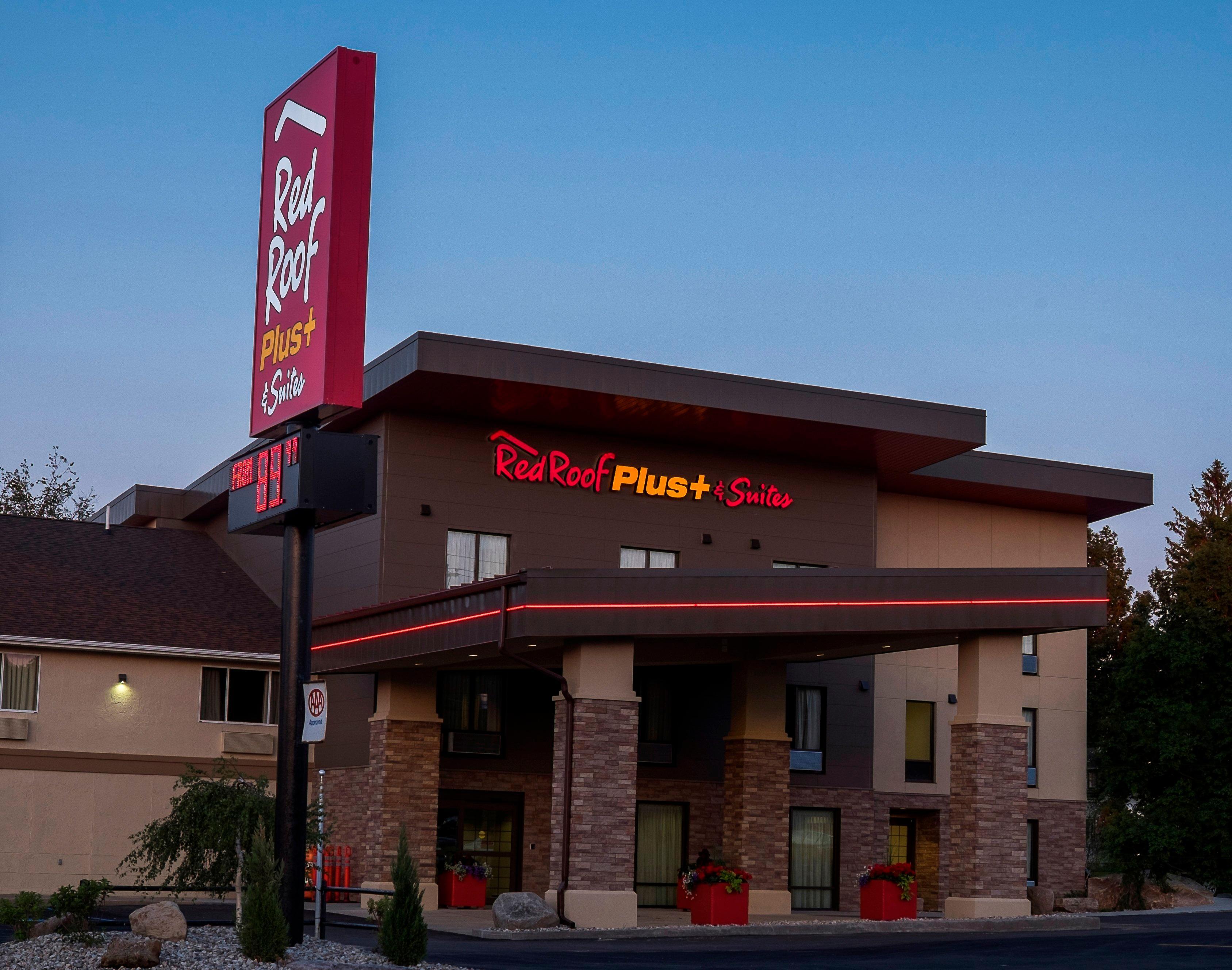 Red Roof Inn Plus+ & Suites Malone Bagian luar foto